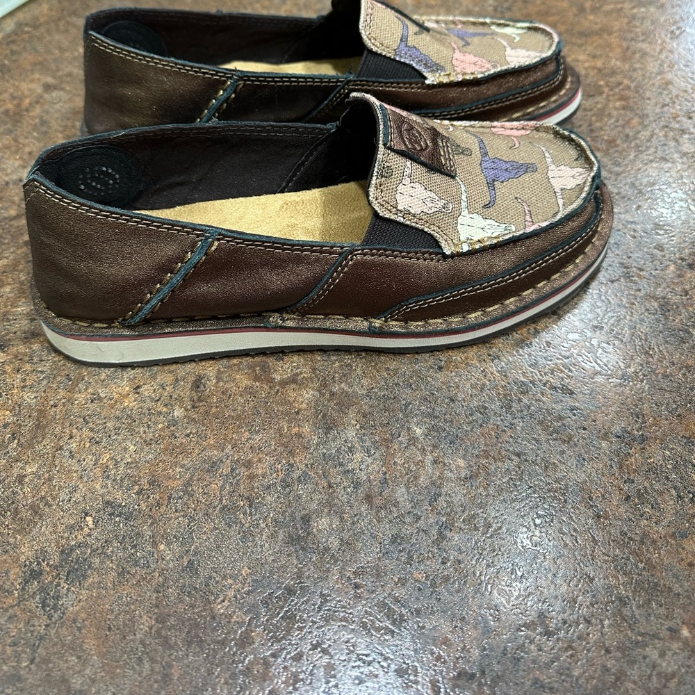 Ariat Cruisers slip on loafers. Size 6.